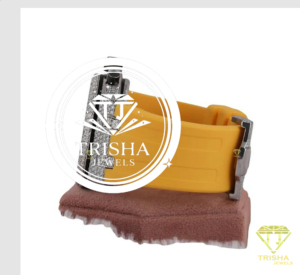 Montre de luxe haut de gamme avec des pierres en moissanite effet diamant et un bracelet en caoutchouc jaune audacieux - Product Image 3