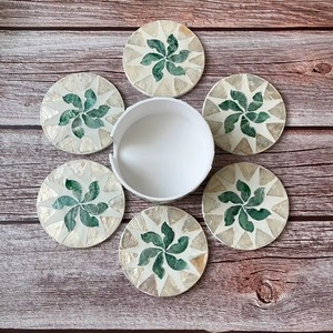 Sous-verres ronds faits à la main en nacre, lot de 6, motif feuille verte incrustée, avec support de rangement, diamètre 10 cm, de REHMAN CRAFT - Product Image 6