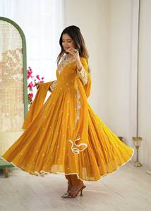 Costume Anarkali traditionnel pour femmes avec dupatta brodé, coupe ample, longueur au sol, en polyester, pour mariage, style Inde Pakistan - Product Image 1