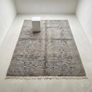Tapis d'appoint classique en laine marocaine berbère grise cendrée, noué à la main, à poils plats, motif floral, minimaliste, avec franges décoratives - Product Image 1