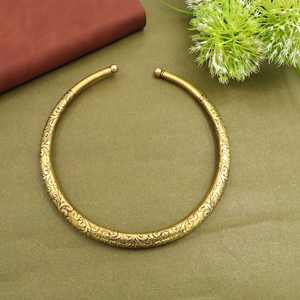 Collar gargantilla vintage dorado con grabado, estilo bohemio, tribal, étnico, minimalista, abierto, tipo joya. - Product Image 4