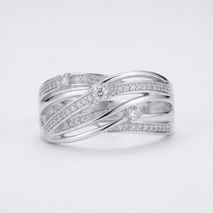 Anillo de compromiso y boda de oro blanco de 18 quilates con banda cruzada y moissanita redonda para mujer - Product Image 1