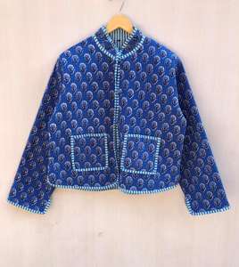 Chaqueta Acolchada Kantha Reversible Estilo Boho con Diseño Personalizado y Transpirable, Chaqueta de Algodón Vintage con Parches para Mujer - Product Image 1