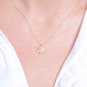 Pendentif flocon de neige en péridot vert, pierre de naissance, minimaliste, argent sterling 925 plaqué or 14 carats, cadeau - Product Image 4