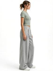 Ensemble de détente 2 pièces pour femme : haut court côtelé et pantalon de survêtement large à lacets - Product Image 2