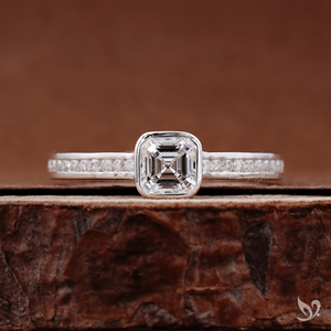 Bague de fiançailles vintage en or blanc 10 carats avec diamant de laboratoire taille Asscher de 0,5 ct serti clos et bandeau en sangle, style vintage. - Product Image 1