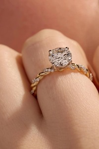 Anillo de Compromiso con Diamante Cultivado en Laboratorio, Banda de Diamantes Trenzada en Oro Sólido de 14k, 2 Quilates, Certificado IGI de Lujo - Product Image 3