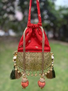 Sac Potli en Brocart Artisanal Conifer avec Broderie Métallique en Relief, Pompons, Forme Seau, Bandoulière, Cadeau Ethnique pour Mariage et Fête, 1L - Product Image 5