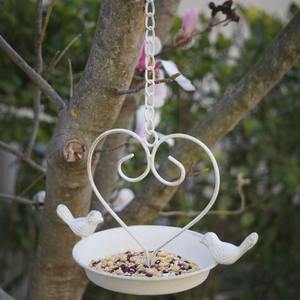 Los bebederos para pájaros de metal con revestimiento blanco desarrollan una hermosa pátina con el paso del tiempo, añadiendo carácter y encanto a la decoración exterior. - Product Image 4