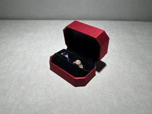 Boîte à bijoux rectangulaire style ruban à double anneau, extérieur en velours satiné, construction en papier, 74x50x40mm, Saint-Valentin Yongda P9-02R - Product Image 3