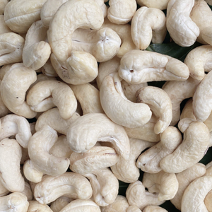 เม็ดมะม่วงหิมพานต์คุณภาพดีที่สุด WW180, WW240, WW320, LP เม็ดมะม่วงหิมพานต์ดิบ ขายส่งส่งออกไปยังดูไบ สหภาพยุโรป และตะวันออกกลาง - Product Image 1