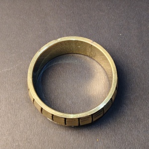 Brazalete de latón ancho con nervaduras y acabado en oro antiguo - Brazalete de metal texturizado hecho a mano - Estilo bohemio duradero - Product Image 5