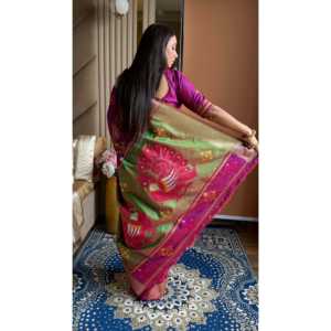 Sari en soie douce Elite Weaves Ikkat Patola avec pallu en paon et bordure en zari doré, motifs Meenakari - Écharpes et châles - Product Image 2