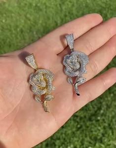 Pendentif tendance plaqué or blanc et jaune avec finition argentée et design charmant scintillant pour les créateurs de tendances - Product Image 1