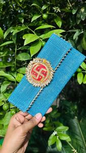 Exquisito sobre festivo de yute hecho a mano con un radiante motivo de esvástica dorada e intrincados adornos Kundan. - Product Image 4