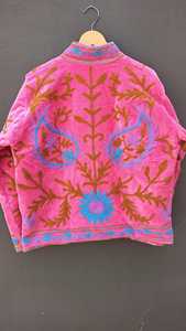 เสื้อโค้ทผ้ากำมะหยี่สีชมพูพ็อปปี้สไตล์โบโฮลายดอกไม้แบบแคชเมียร์ งานแฮนด์เมดลายซูซานี เหมาะสำหรับฤดูหนาวและเทศกาลต่างๆ คุณภาพพรีเมียมสำหรับผู้หญิง - Product Image 3