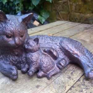 Fabricant sur mesure d'objets artisanaux, sculpture de chat avec chaton en fonte, finition bronze - Product Image 3