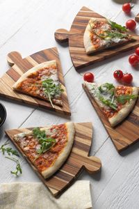 Plateau à pizza en bois d'acacia, plateau de service rond avec sections divisées pour la présentation des aliments - Product Image 6