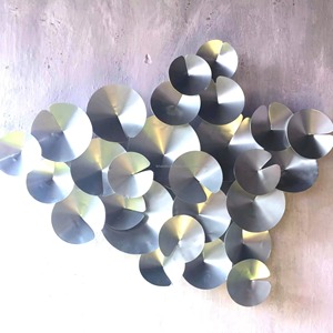 Art mural abstrait moderne en acier inoxydable, design circulaire en métal fait main, motif irrégulier, décoration intérieure - Product Image 1