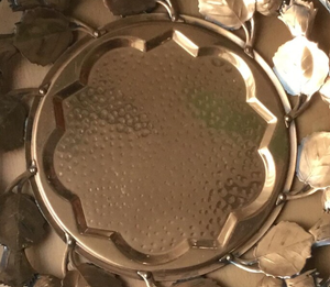 Plato de Presentación Redondo de Metal Plateado Vintage con Borde Festoneado y Textura Martillada para Decoración de Mesa de Bodas y Fiestas - Product Image 1