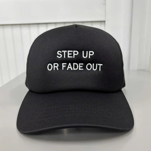 Casquettes de camionneur en mousse brodées 2D personnalisées de haute qualité, casquettes de camionneur en mousse pré-courbées réglables de haute qualité fabriquées au Vietnam - Product Image 1