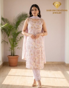Hari Om Creations Ensemble Kurta pour femme en coton et mousseline, brodé de fleurs rouges, style bohème, coupe classique, pour l'été, avec dupatta et col rond, longueur complète - Product Image 2