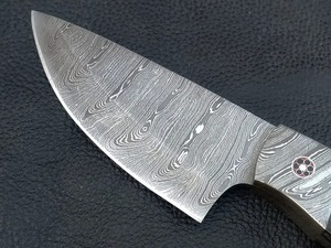Cuchillo de caza/utilidad/camping hecho a mano de acero de Damasco con punta recta, mango de cuerno, funda de cuero de 3 mm, 9 pulgadas, OEM/ODM/OBM - Product Image 3