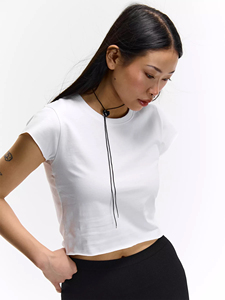 T-shirt court pour femme en coton et élasthanne, coupe ajustée, manches courtes, bords bruts, style Y2K streetwear, personnalisable avec logo OEM - Product Image 4
