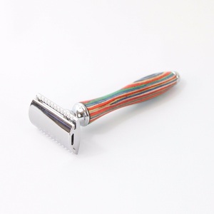 Navaja de Afeitar Profesional de Doble Filo con Mango de Madera para un Afeitado Suave de Barba, Cuidado del Cabello y Uso en el Hogar o Salón - Product Image 4
