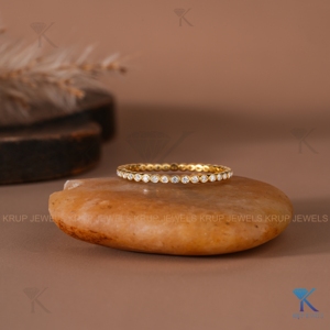 Bague d'éternité entièrement sertie de diamants ronds dans un or jaune massif 14 carats, empilable, minimaliste, pour femme, pour mariage ou anniversaire. - Product Image 1
