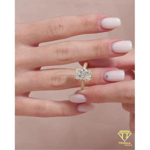 Bague de fiançailles élégante en diamant de laboratoire taille émeraude VVS, en argent sterling 925 finition dorée, bijoux de mariée haut de gamme - Product Image 5