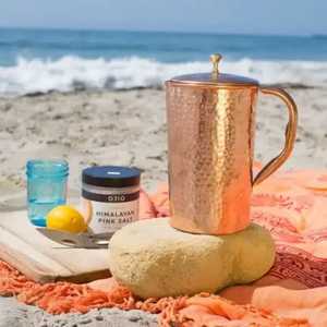 Carafe à eau en cuivre martelé avec couvercle et poignée, artisanale, rustique, écologique, décorative, récipient traditionnel en métal pour boissons - Product Image 1