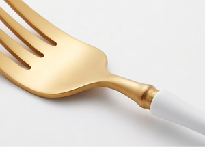Ensemble de couverts de luxe en or avec manches blanches, idéal pour les tables de mariage, les dîners festifs et les cadeaux haut de gamme - Product Image 2