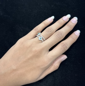 Anillo de Compromiso para Mujer, Tishya, con Diamantes Cultivados en Laboratorio, Plateado, Corte Brillante Redondo, Color Blanco D, con Piedras Laterales - Product Image 4