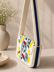 Bolso de Hombro Ligero y Ecológico con Cuentas Blancas y Patrón de Letras Bohemio, Bolso de Mano Artesanal para Eventos Nocturnos y Bodas, Shah Saloni - Product Image 3