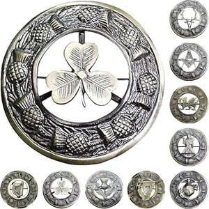 Broche écossaise Shamrock Kilt Fly Plaid entourée de motifs de girofles complexes, chromée argentée, 3 pouces, vente en gros - Product Image 1