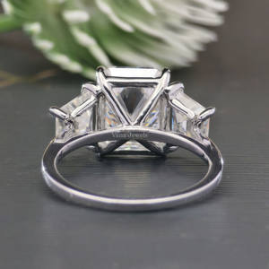 Impresionante anillo de compromiso de tres piedras de moissanita de corte radiante con piedra lateral trapezoidal, regalo de boda u ocasión de oro blanco de 18 quilates - Product Image 4