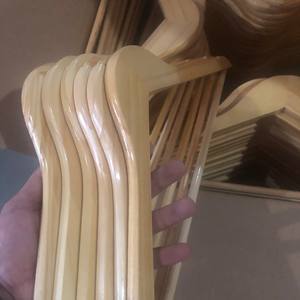 Cintres de luxe en bois de pin durable et acier inoxydable de haute qualité pour salle de bain, armoire et salon – Écologiques et en gros - Product Image 6