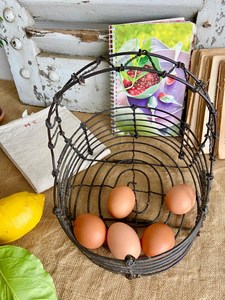 Cesta de alambre francesa vintage para huevos: Decoración rústica de granja - Product Image 2