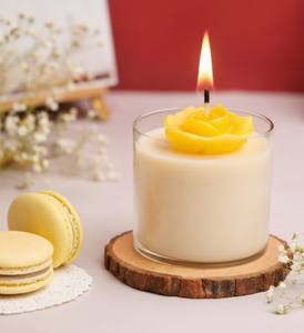 Une bougie parfumée romantique en verre avec un dessus floral unique. Il est conçu pour un usage chaleureux, idéal pour offrir en cadeau ou pour la décoration de la maison. - Product Image 3