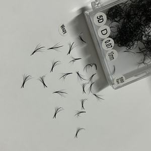 Extensions de cils 5D Wispy Promade faits main, base pointue, volume Camellia, longueurs mixtes, en cachemire noir mat, en plateaux - Product Image 4