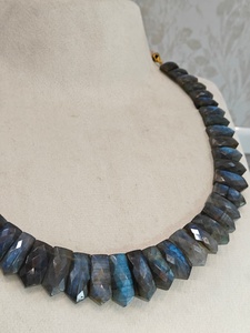 Collar de Labradorita de Alta Calidad con Cuentas Facetadas en Forma de Flecha Larga y Destellos de Color Azul Iridiscente - Product Image 4