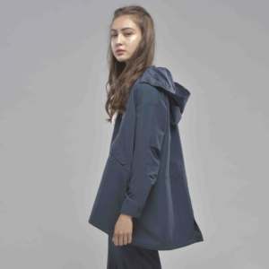 Manteau chic pour femmes ODM avant court et long dos boutonné pour l'automne tissu tissé respirant - Product Image 3