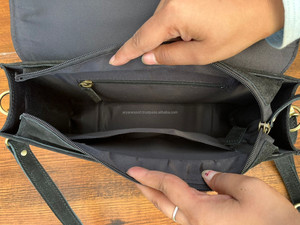 Sacs à bandoulière en cuir suédé véritable usinés à la main pour femmes sac à main à motif floral en cuir de vachette avec rabat au design moderne personnalisé - Product Image 6