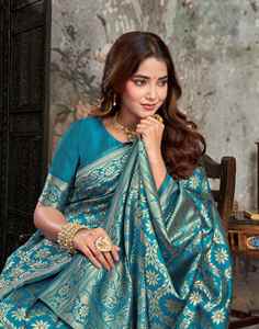 Sari de Seda Turquesa con Bordado Floral Dorado Zari, Traje Tradicional Indio para Bodas, para Mujer, Largo hasta el Suelo, Corte Regular - Product Image 3