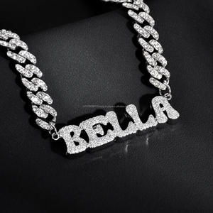 Collier pendentif personnalisé avec nom en diamant de laboratoire moderne, style lettres brillantes et chaîne cubaine. - Product Image 1
