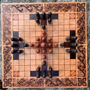 Juego de Mesa Tafl de Madera Hecho a Mano con Intrincados Grabados Celticos en el Borde y Piezas de Madera, Estrategia Vikinga Tradicional para Divertirse - Product Image 5