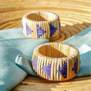 Porte-serviettes en rotin blanc et violet au design attrayant, accessoire pour la table de dîner royale, au prix le plus bas - Product Image 1