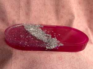 Plateau en résine rose translucide avec accents de feuilles d'argent et paillettes, plateau à bijoux ovale en résine - Product Image 3