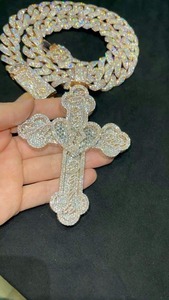 Collier pendentif en diamant moissanite de qualité supérieure pour mariage, anniversaire, fête, disponible à un prix abordable - Product Image 4